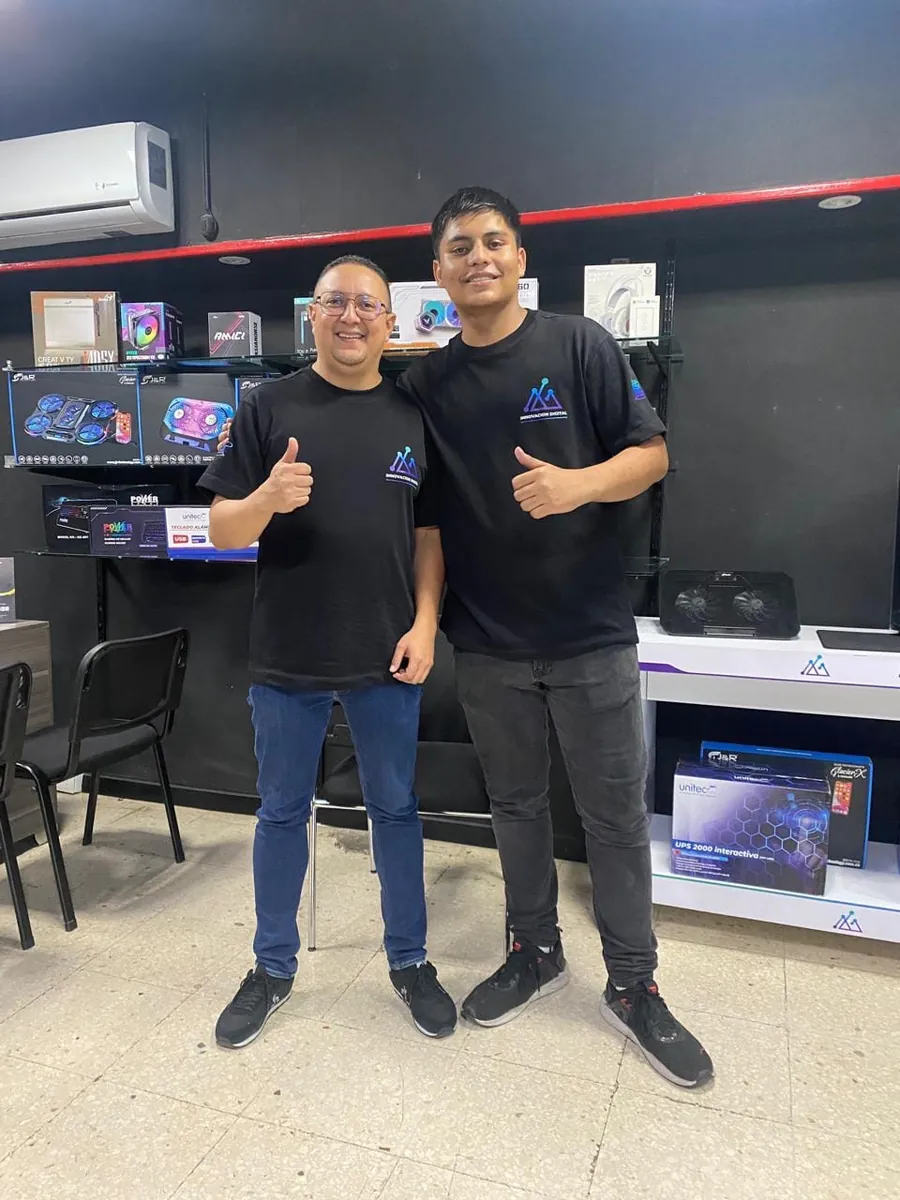 Equipo de Innovación Digital Cali en la tienda