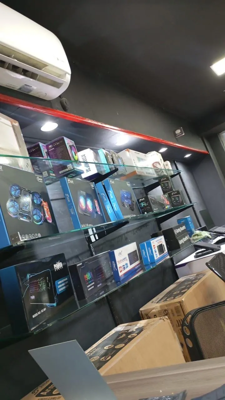 Estantes con bases refrigerantes, teclados y accesorios