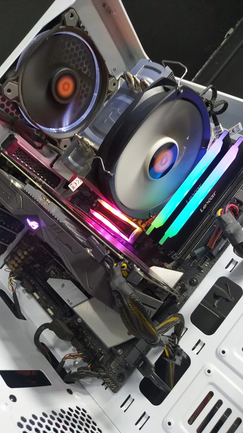 Interior de PC gamer blanco con memorias RGB Lexar y SSD XPG