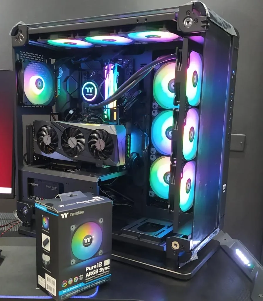 PC gamer con ventiladores ARGB Thermaltake armado en la tienda